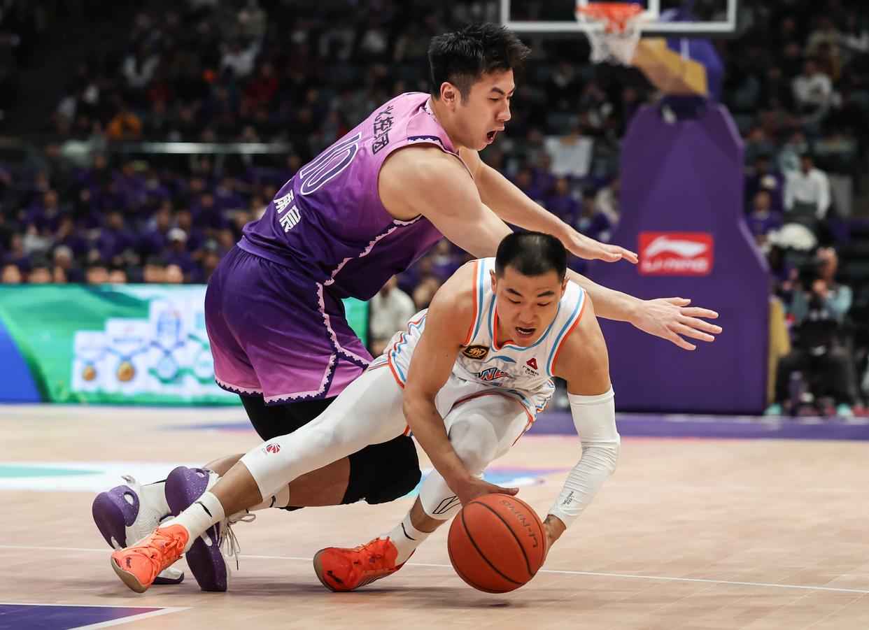 ayx爱游戏官网 -犹他爵士训练开放日，关键时刻临场应变引欢呼，CBA季后赛在即，身体对抗强度拉满的简单介绍